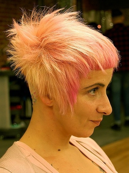 bok cieniowanej fryzury krótkiej, blond pasemka na różowych włosach, uczesanie damskie zdjęcie numer 151A